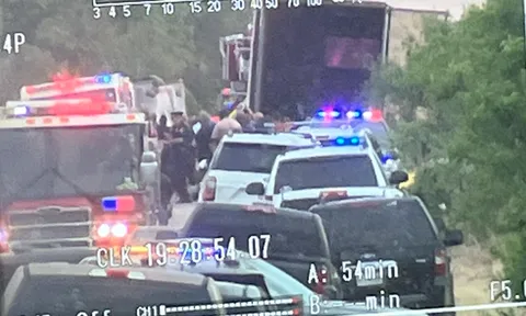 Phát hiện gần 50 thi thể nghi là người di cư ở trong và quanh một xe đầu kéo ở Mỹ