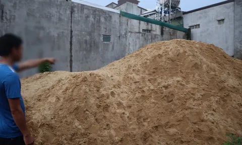 Người dân bức xúc vì khu dân cư “biến” thành nơi tập kết vật liệu xây dựng tự phát