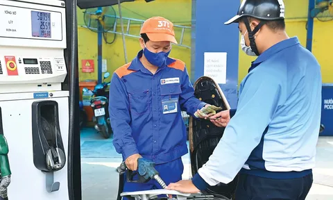 Giảm 10% thuế nhập khẩu xăng: Không giúp thị trường trong nước "hạ nhiệt"